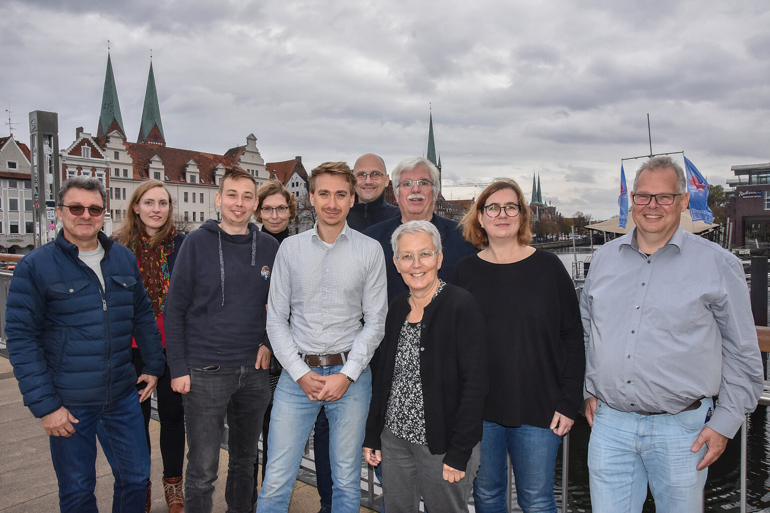 Delgierte aus Niedersachsen: (v.l.) Frank Rieger, Maren Stritzke, Sascha Priesemann, Maren Landwehr, Curdt Blumenthal, Michael Wendt, Axel Schmidt, Ines Goetsch, Christiane Eickmann (Geschäftsführerin) und Kay Wesche / Foto: Ulf Buschmann Rund 200 Delegierte aus ganz Deutschland haben beim DJV-Verbandstag in Lübeck über medienpolitische Themen –