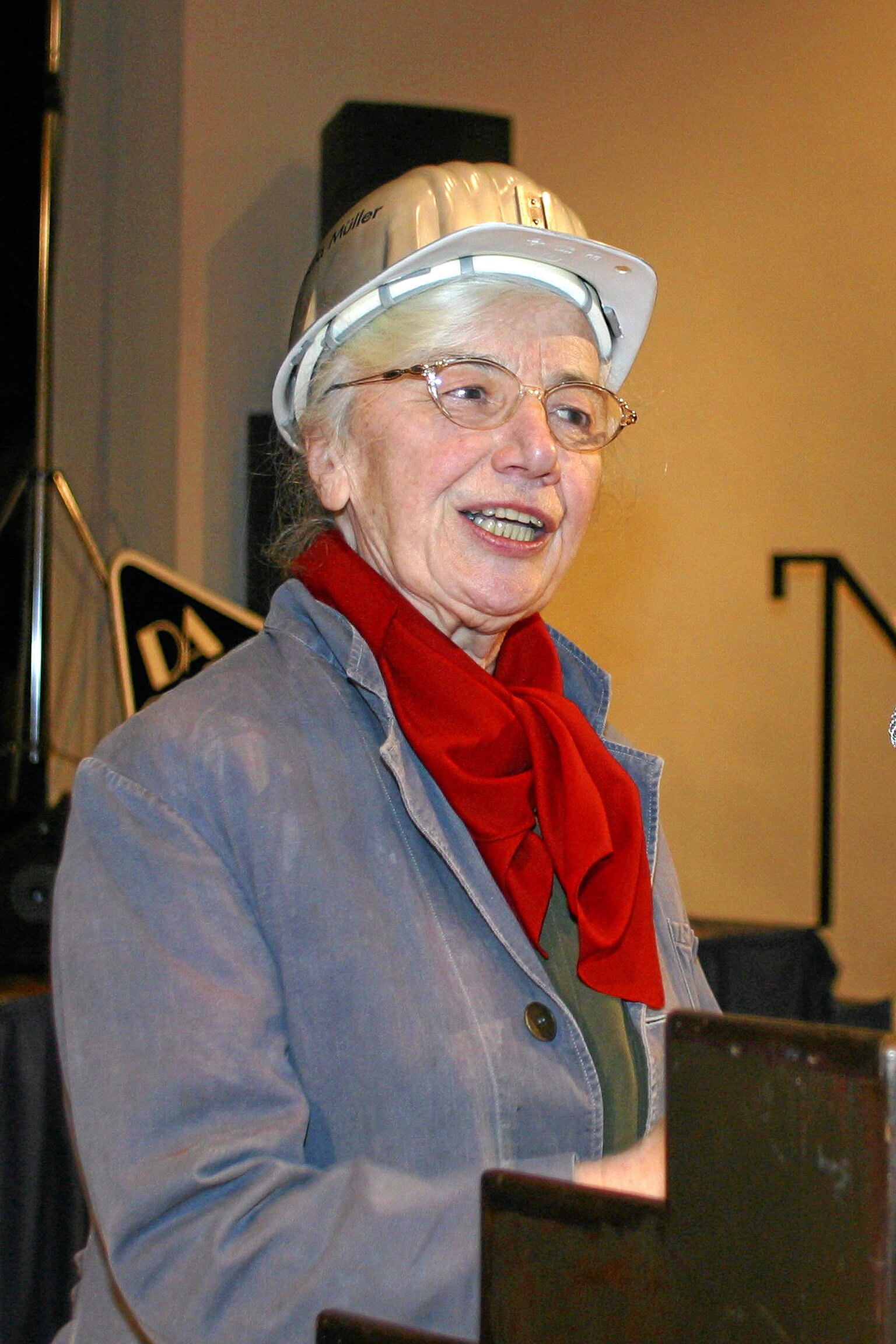 Ursula Müller, Goslarsche Zeitung Ursula Müller, Goslarsche Zeitung – Ursula Müller 2004 bei der Verabschiedung des GZ-Verlegers Gert Krause