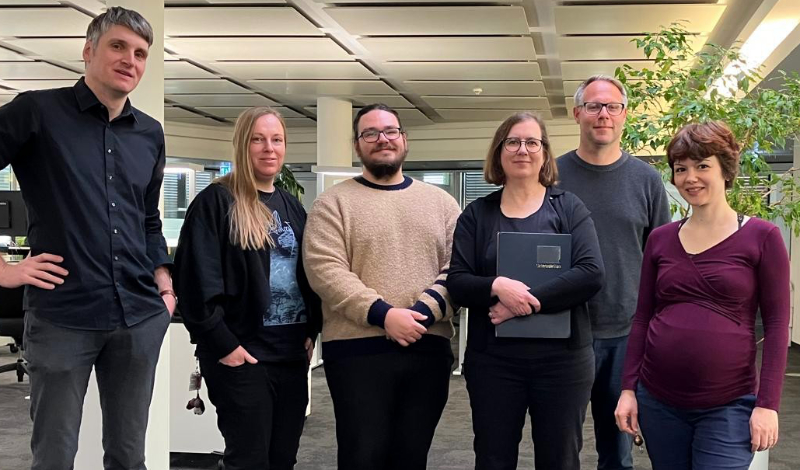 – Funke-Tarifkommission Andreas Eberhard, Gesa Lormis, Marvin Weber, Christiane Eickmann (mit Tarifvertrag), Daniel Mau und Eva Nick. Auf dem Bild fehlt Arne Grohmann.